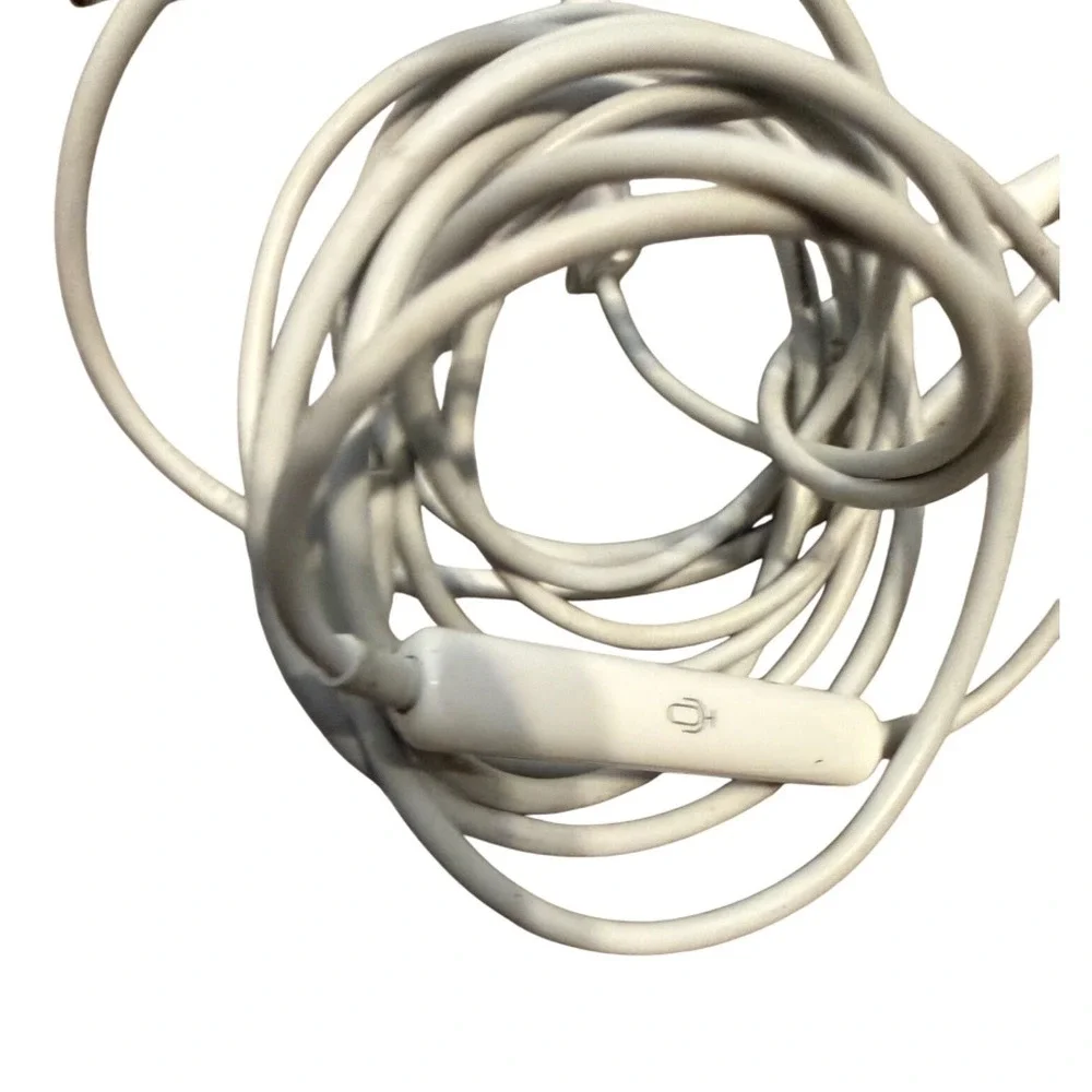 Apple EarPods with Lightning‎ Connector White In Ear Headphones with Mic Remote